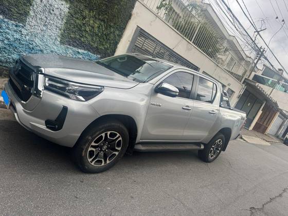 TOYOTA HILUX 2.8 D-4D TURBO DIESEL CD SRX 4X4 AUTOMÁTICO